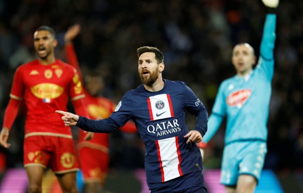 Messi củng cố ngôi đầu cho PSG