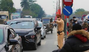 Lưu lượng tham gia giao thông sau kì nghỉ tết gây ùn tắc