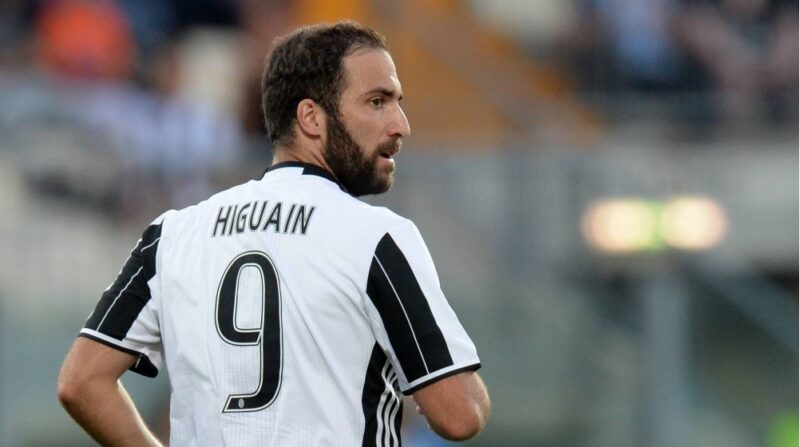 Gonzalo Higuain với bản hợp đồng chuyển nhượng 90 triệu euro