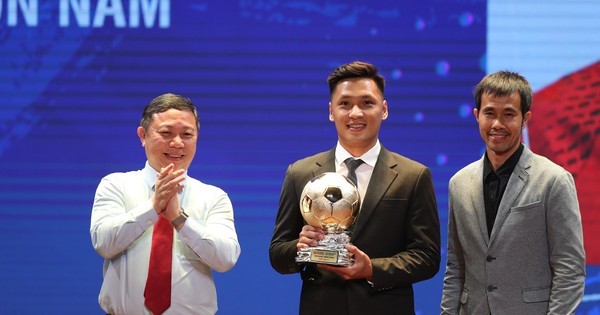 Hồ văn Ý được nhận giải quả bóng vàng futsal Việt Nam
