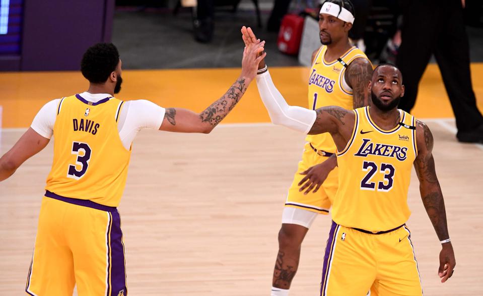 Lakers thắng Golden State Warriors