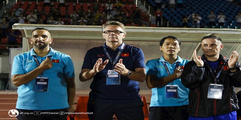 HLV Troussier chia sẻ đến Việt Nam vì mục tiêu dự World Cup