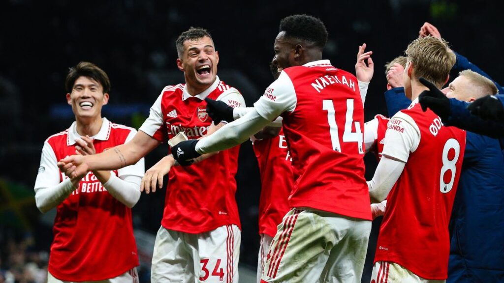 Arsenal tụt hạng trong cuộc đua vô địch ngoại hạng Anh