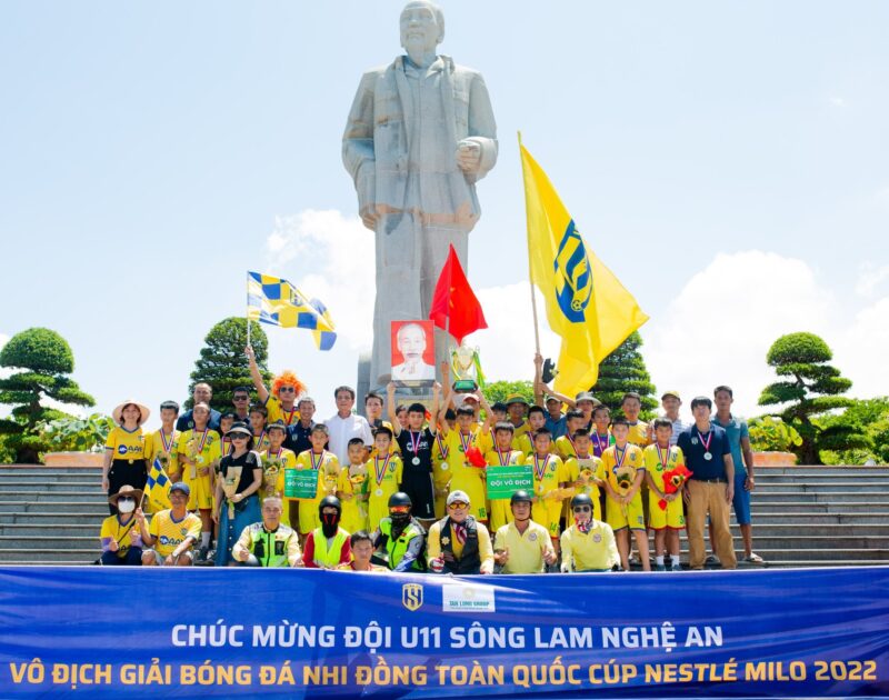 Bóng đá trẻ Sông Lam Nghệ An báo công dâng Bác