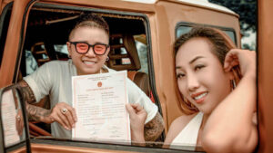 Ngọc Trần cùng bạn trai khoa giấy chứng nhận kết hôn