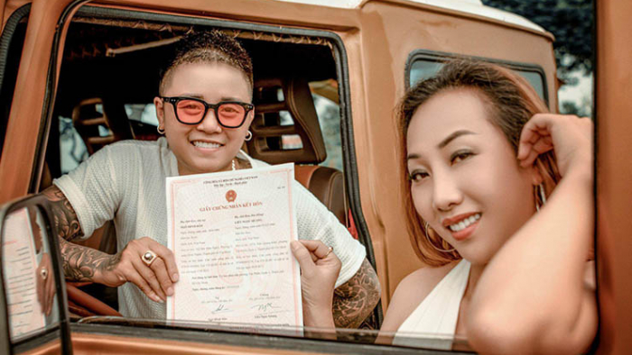 Ngọc Trần công khai khoe chứng nhận kết hôn với chồng chuyển giới.