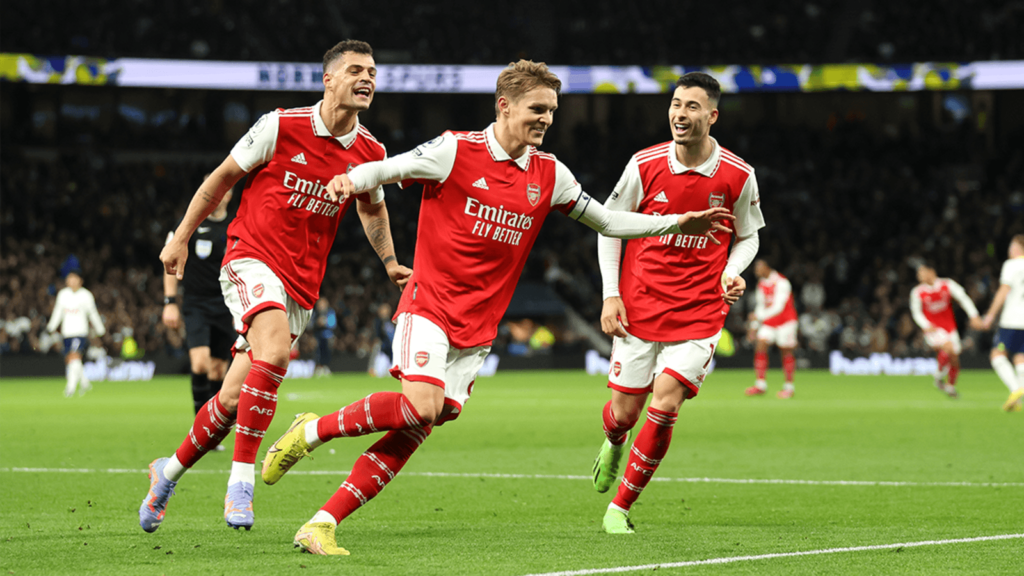 Arsenal và Man City tranh nhau ngôi đầu bảng