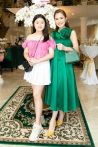 Hoa hậu Phương Lê bên con gái lớn