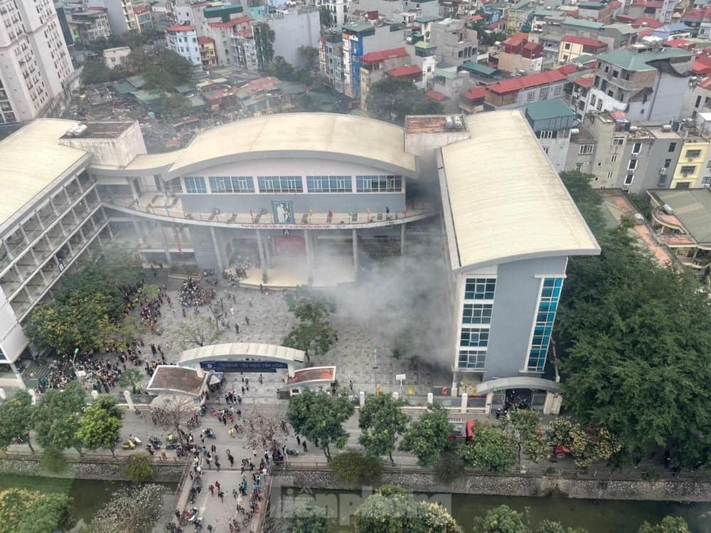 Cháy hầm gửi xe ở trường Tiểu học Yên Hòa, Hà Nội.