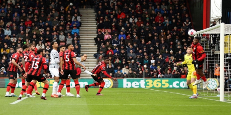 Liverpool thua Bournemouth bất ngờ sau trận thắng MU 7-0