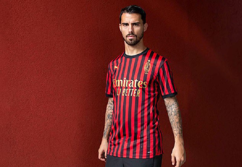 Buổi công bố mẫu áo AC Milan cho mùa giải mới