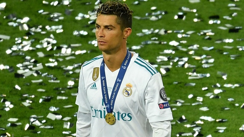 Cristiano Ronaldo trong trang phục màu áo Real Madrid