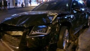 Chiếc xe vào đêm gây ra tai nạn