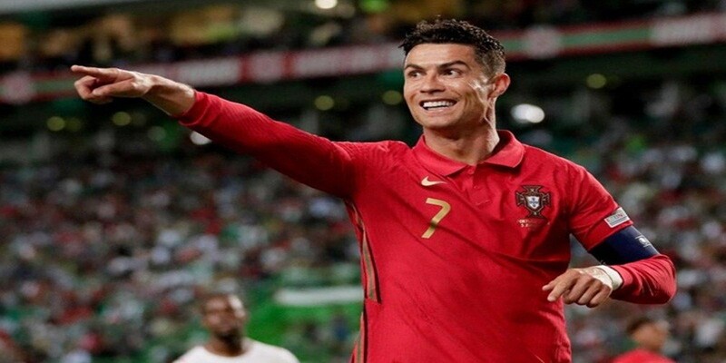 Ronaldo ghi cú đúp, tỏ ra vui sướng khi fan cuồng tràn vào sân